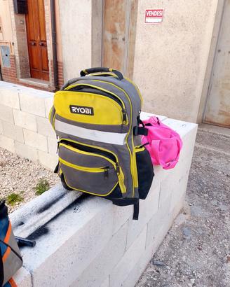 borsa da lavoro con vari attrezzi 