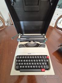 Macchina da scrivere olivetti