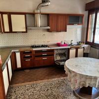 Cucina con Lavastoviglie e Cappa