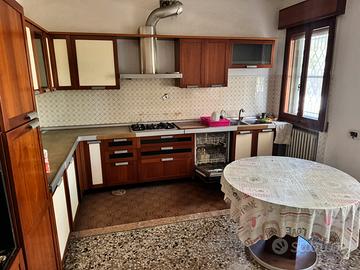 Cucina con Lavastoviglie e Cappa