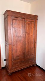 Armadio d'epoca in legno massiccio