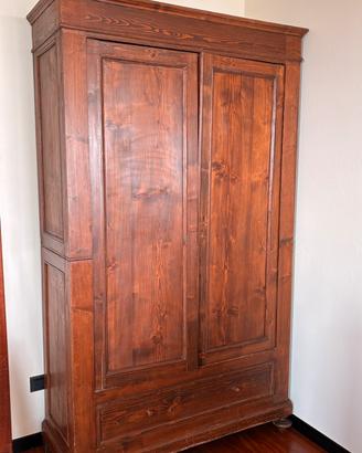 Armadio d'epoca in legno massiccio