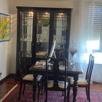 Vetrina cristalleria classica in legno scuro