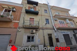 Appartamento al piano terra con cortile e cantina