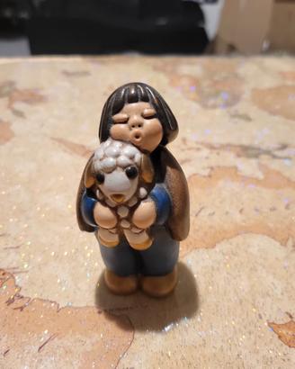 thun pastore in piedi con agnello blu presepe clas