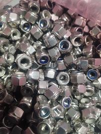 Dado autobloccante M6