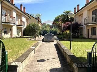 Ultimo piano villetta camera con balcone arese