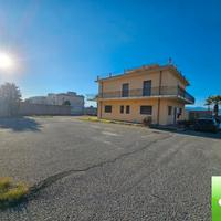 Fabbricati Con Terreno e Piazzale Di 6000 Mq