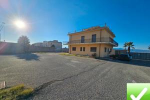Fabbricati Con Terreno e Piazzale Di 6000 Mq