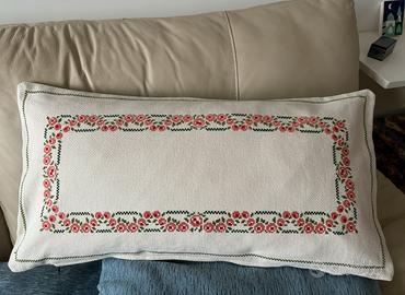 Fodera cuscino ricamata a mano a Punto Croce