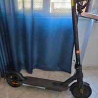 monopattino elettrico Xiaomi 1S con frecce