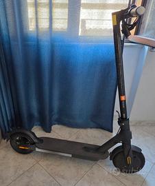 monopattino elettrico Xiaomi 1S con frecce