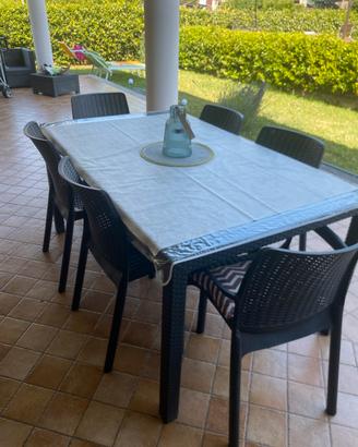 Tavolo con sedie