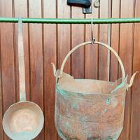 Secchio e mestolo in rame antico 