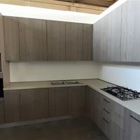 Cucina nuova di mostra--adattabile-