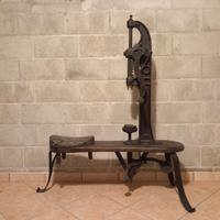 Antico tappabottiglie in ferro con panca in legno