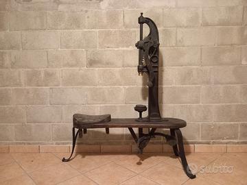 Antico tappabottiglie in ferro con panca in legno