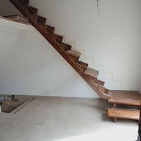 scala in legno massello di noce 