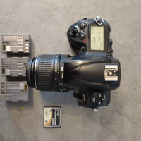 Nikon D700 FX usata con obiettivo e accessori