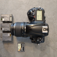 Nikon D700 FX usata con obiettivo e accessori