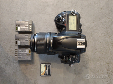 Nikon D700 FX usata con obiettivo e accessori
