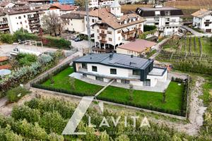 Nuova villa a schiera con giardino a Salorno