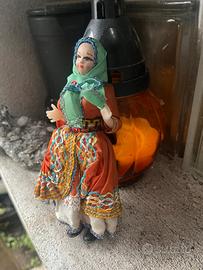 Coppia di bambole vintage con costumi tradizionali