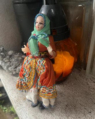 Coppia di bambole vintage con costumi tradizionali