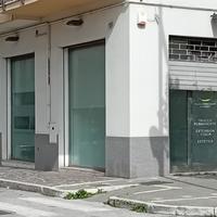 Pescara Centro Storico - negozio 4 vetrine angolo