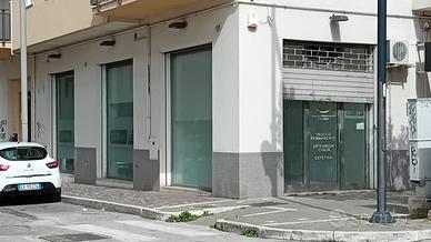 Pescara Centro Storico - negozio 4 vetrine angolo