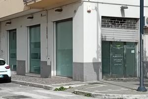 Pescara Centro Storico - negozio 4 vetrine angolo