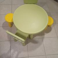 tavolino +2 sedie e +2 sgabelli bimbi