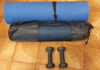 Materassino e pesi fitness palestra