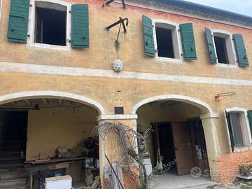 Ampio rustico su due piani da ristrutturare