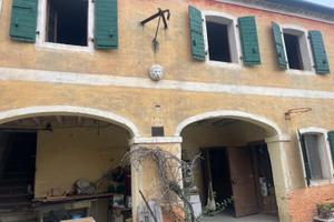 Ampio rustico su due piani da ristrutturare