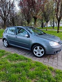 Volkswagen golf V 1.6 benzina ideale per neopatent