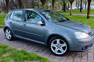 Volkswagen golf V 1.6 benzina ideale per neopatent