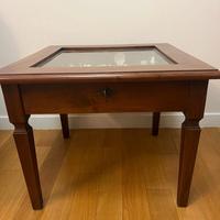 Tavolino legno massello, vano contenitore in vetro