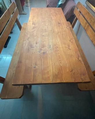 Tavolo artigianale in legno e rispettive 2 panche