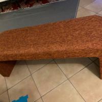 panca in stoffa rosso bordeaux di design