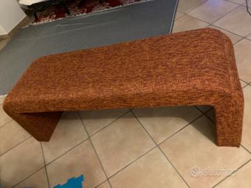 panca in stoffa rosso bordeaux di design