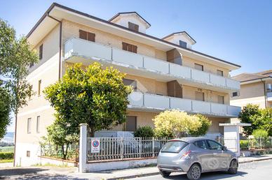 4 LOCALI A FERMO