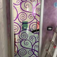 Porta in vetro con disegno