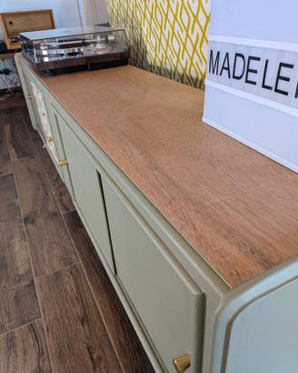 Sideboard vintage restaurato con stile scandinavo