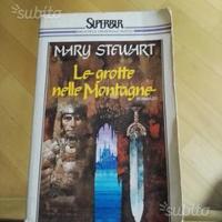 Le grotte nelle montagne di Mary Stewart