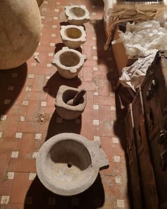 4 mortai antichi in pietra + acquasantiera