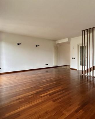 Villa di testa con ampio giardino privato