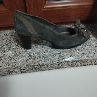 Scarpe verdi chiaro e scuro.