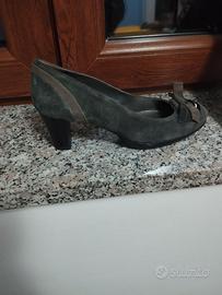 Scarpe verdi chiaro e scuro.