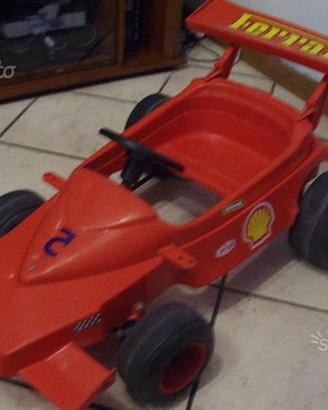 Macchina ferrari a pedali